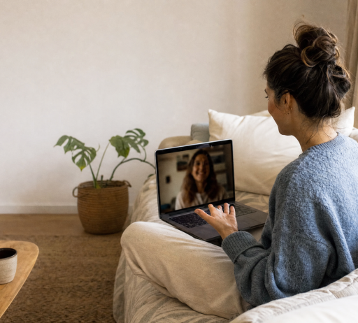 Mujer en una sesión de terapia online por videollamada desde su casa, Lazos