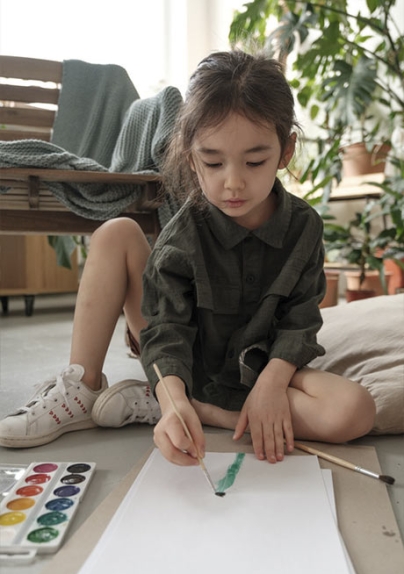 Niña pintando, psicología pedagógica en Clínica Lazos