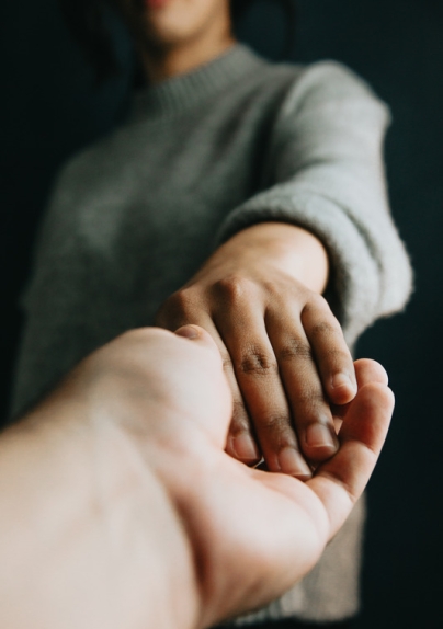 Persona tendiendo la mano, psicología para adultos en Clínica Lazos
