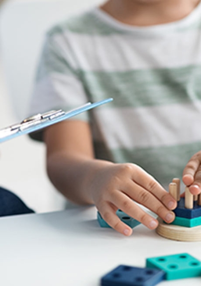 Niño con material de evaluación, evaluaciones psicopedagógicas en Clínica Lazos