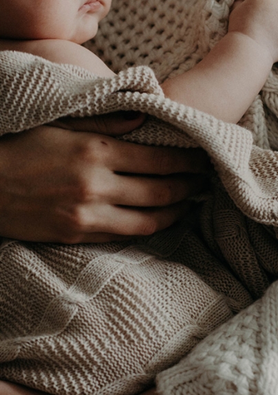 Madre con su bebé, psicología perinatal en Clínica Lazos